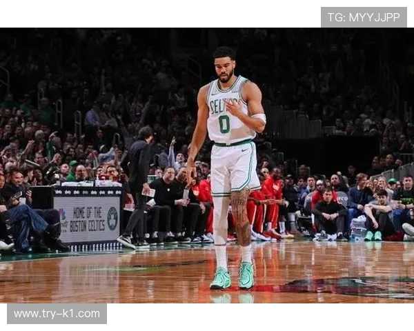 佩顿普里查德无球跑动胜于持球为塔图姆拉开三分空间