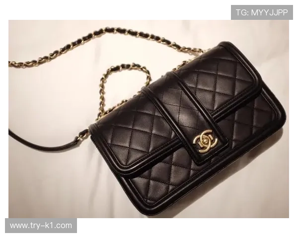 唐佳豪训练完直接去奢侈品店刷卡，柜姐以为他是富二代