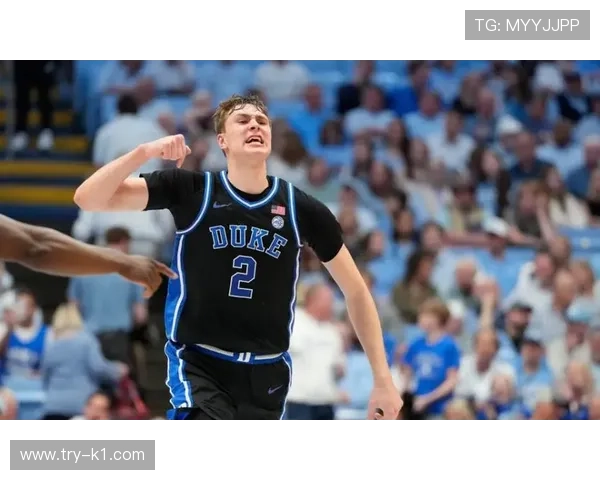 库珀·弗拉格挡拆牵制对位后卫拉开外线空间胜过高中